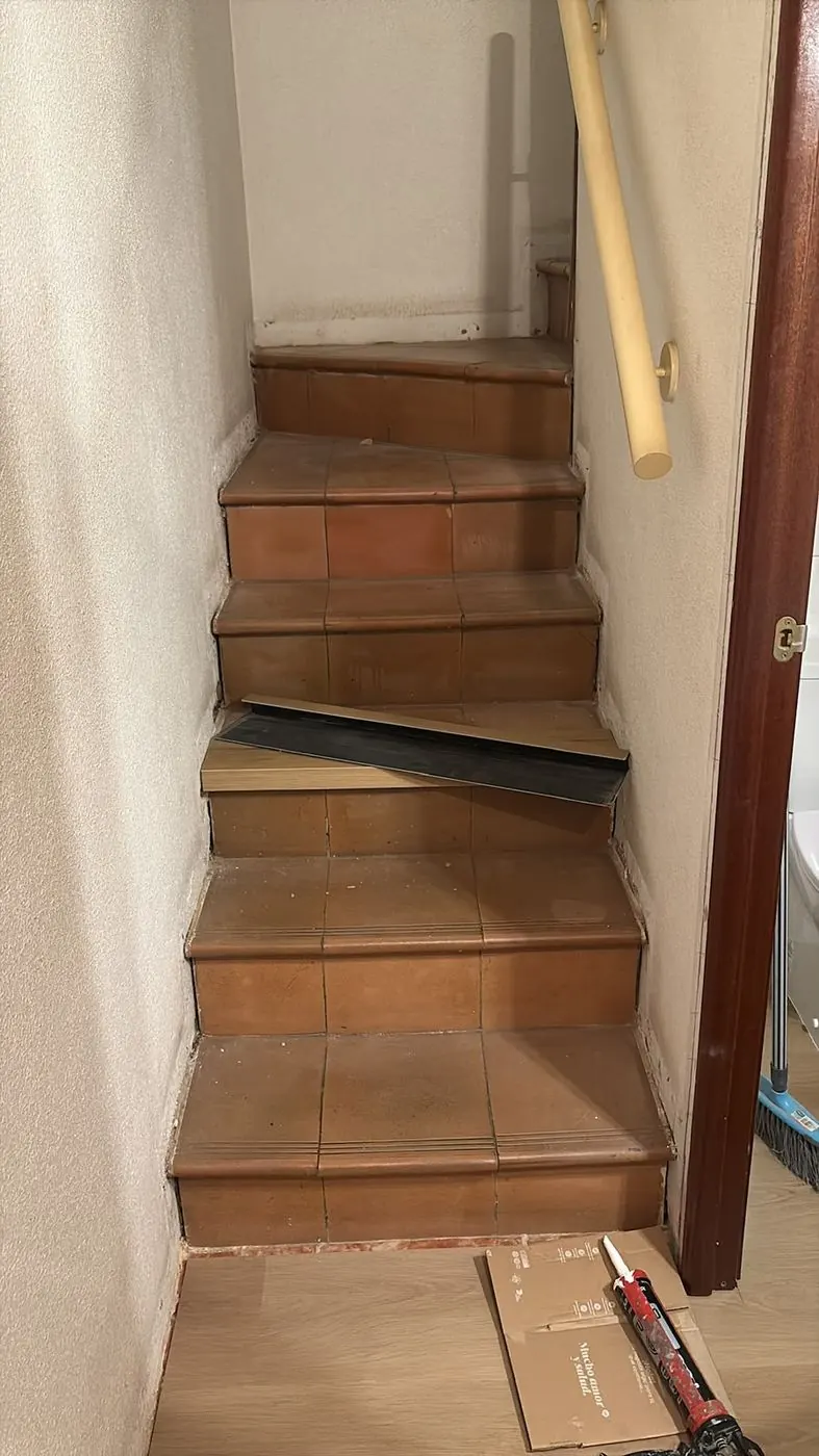 La escalera de baldosa antes de forrarla