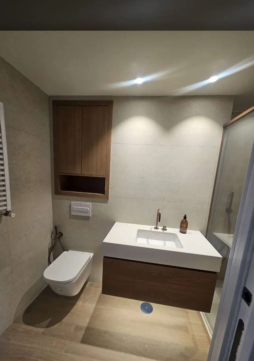 Baño con muebles de nogal