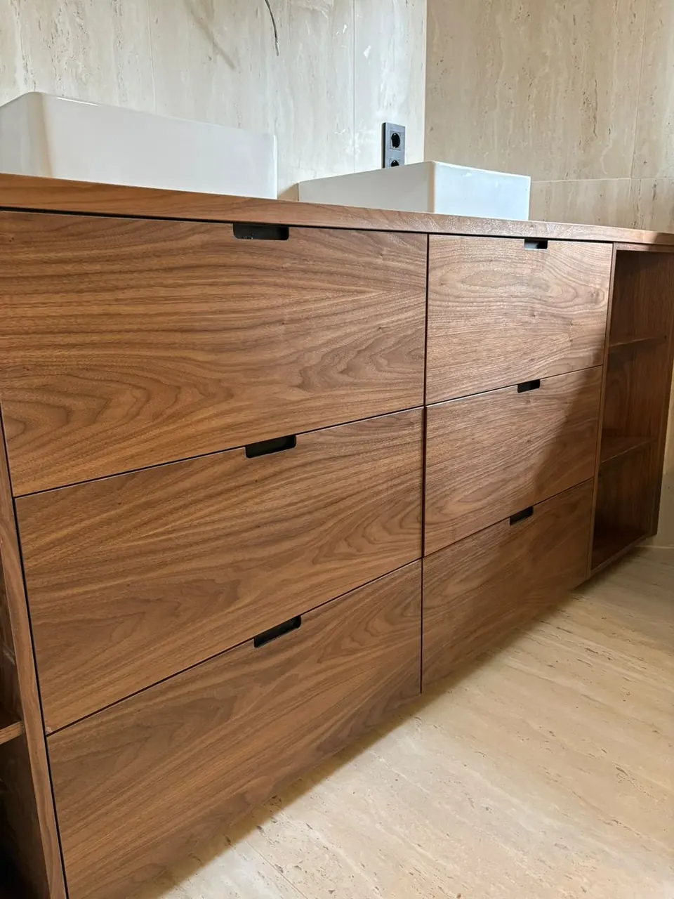 Mueble de baño en nogal con cajones