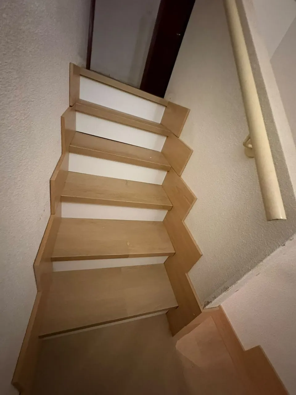 La misma escalera forrada en madera
