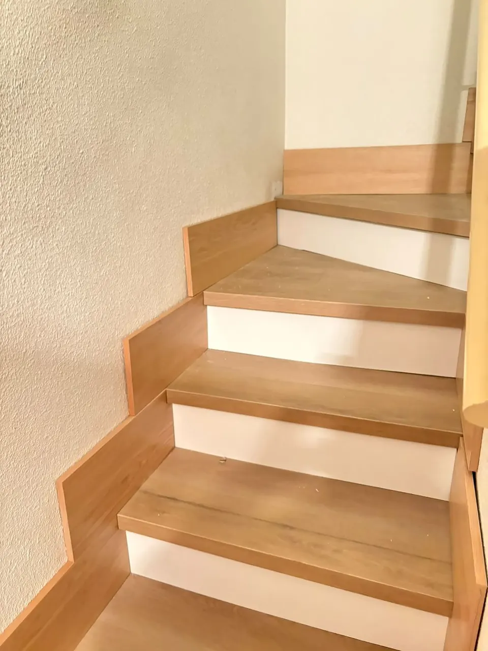 Escalera forrada en roble