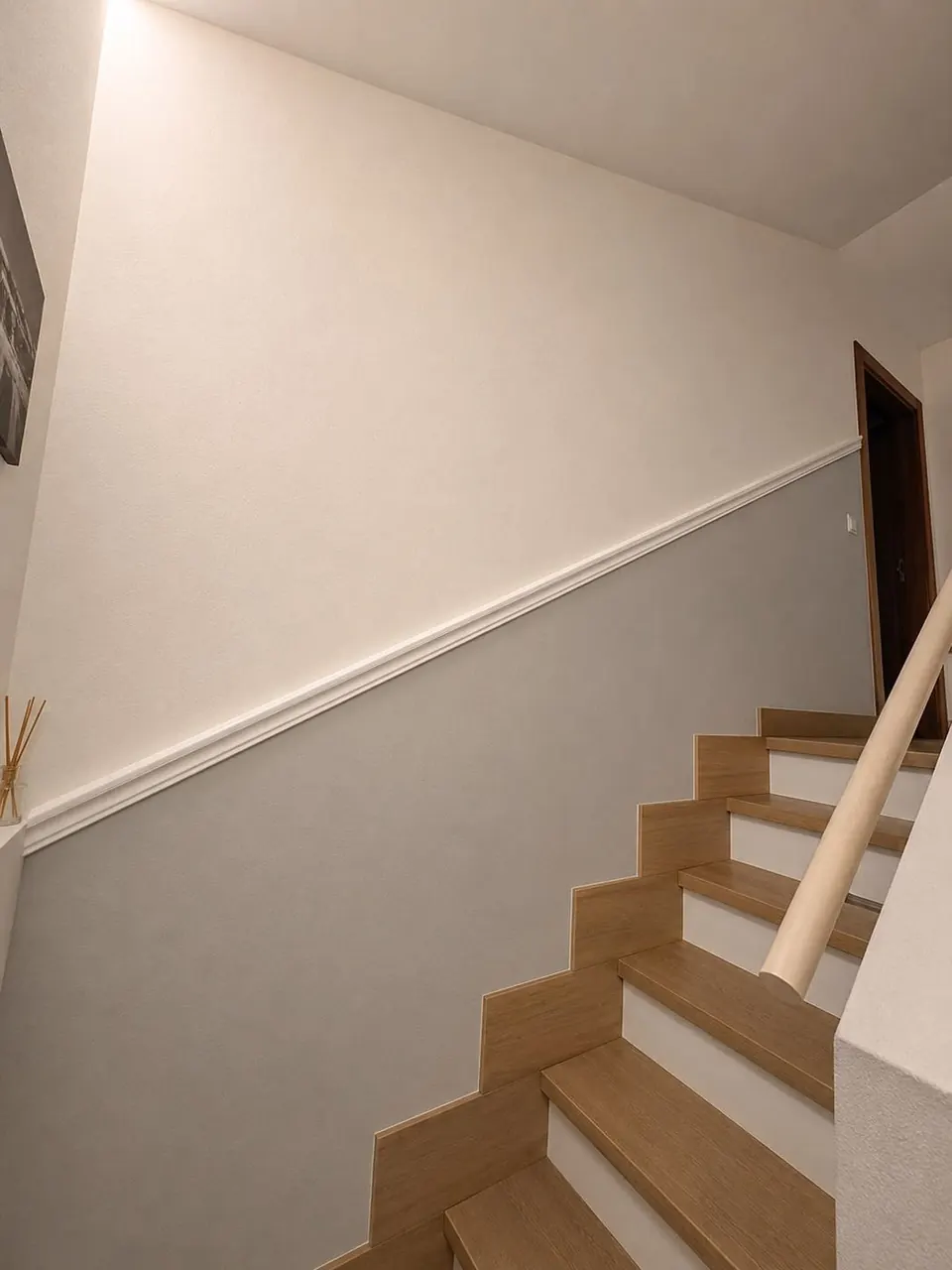 Escalera con pasamanos de madera