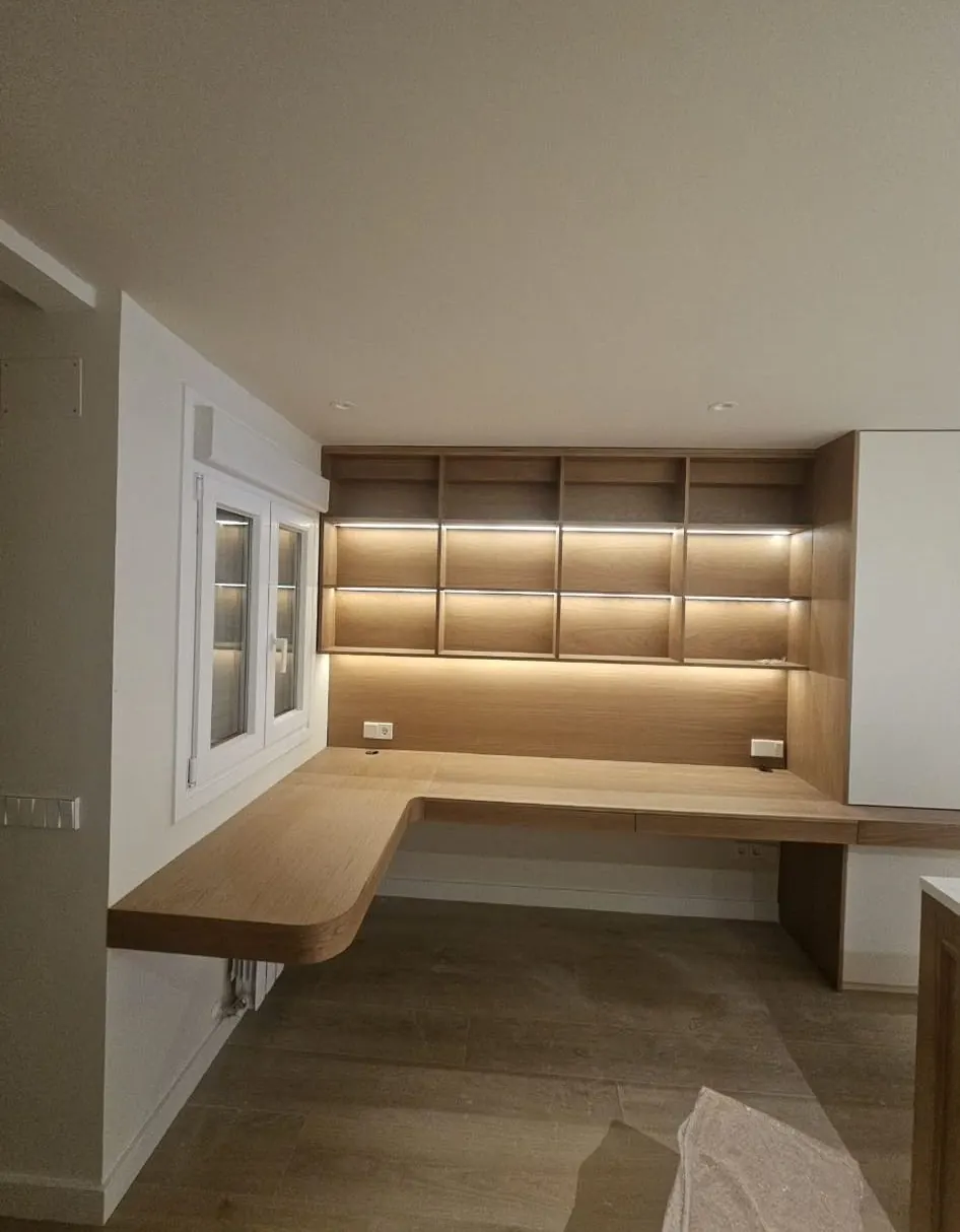 Estudio con estantería iluminada