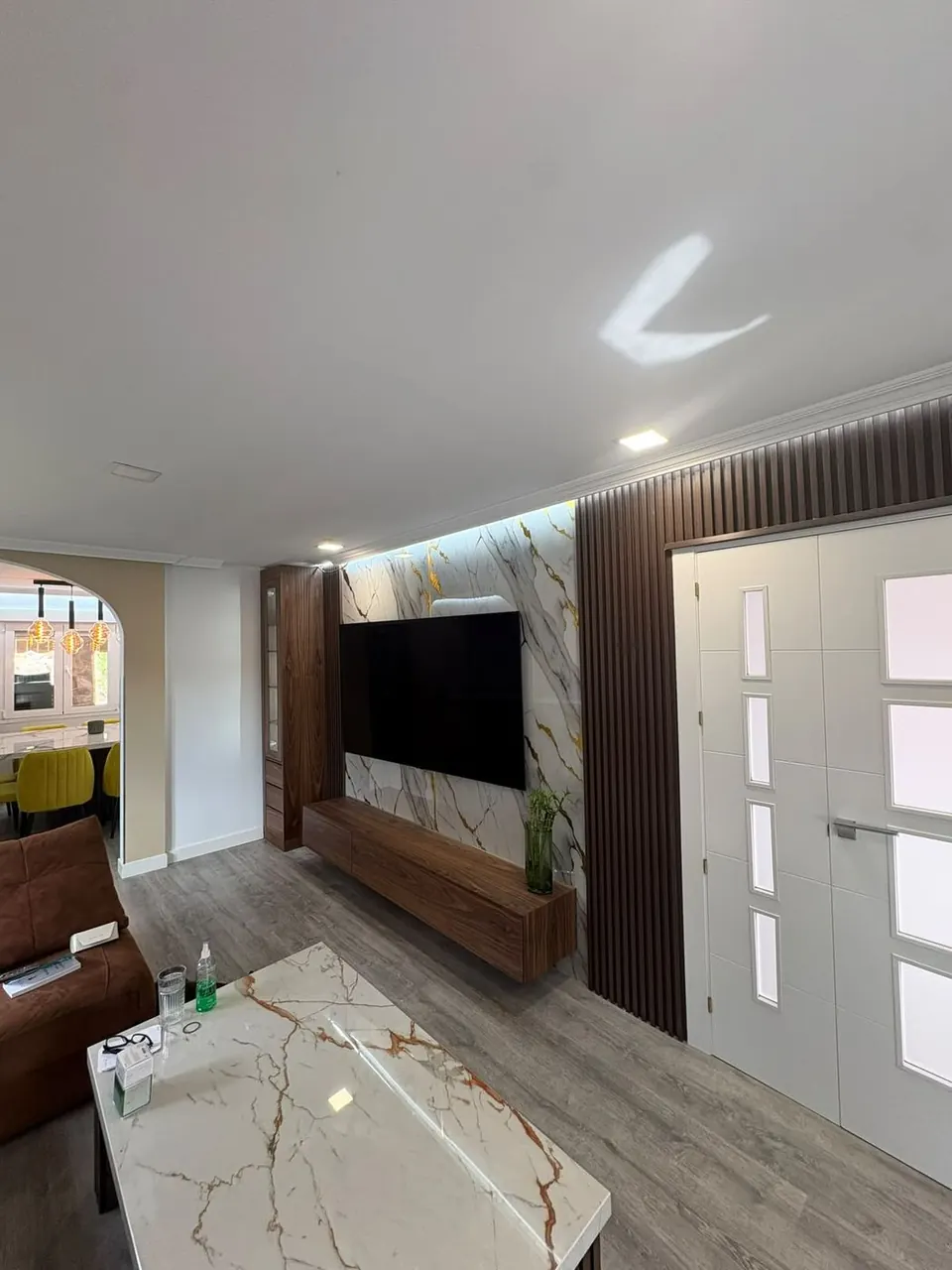 Salón con panel de listones